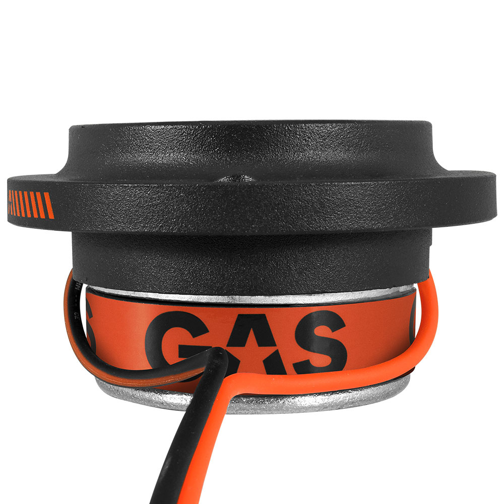 En svart och orange diskant med märket GAS. Kompakt design för ljudsystem.