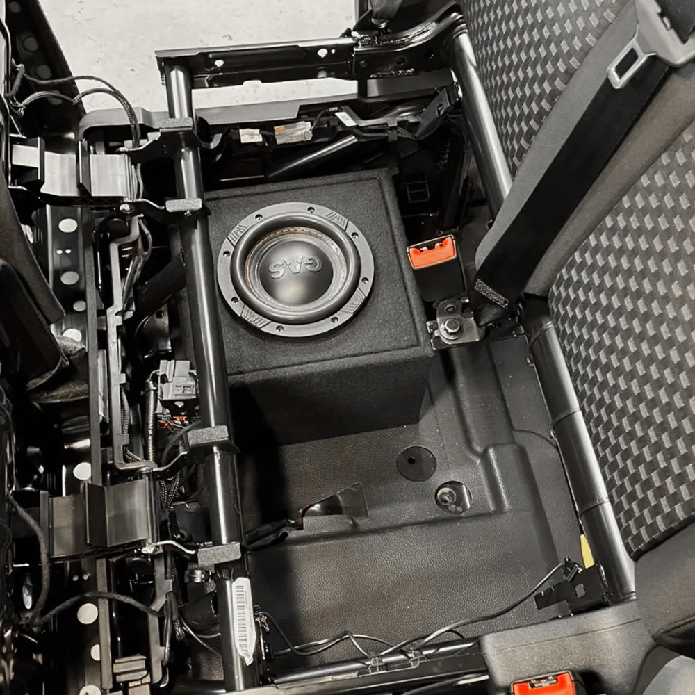 Baslåda i en Nissan NV200, monterad i bagageutrymmet.