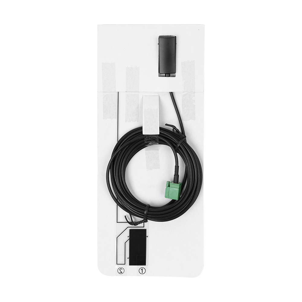 En kabel med anslutningar för bilstereoinstallation.