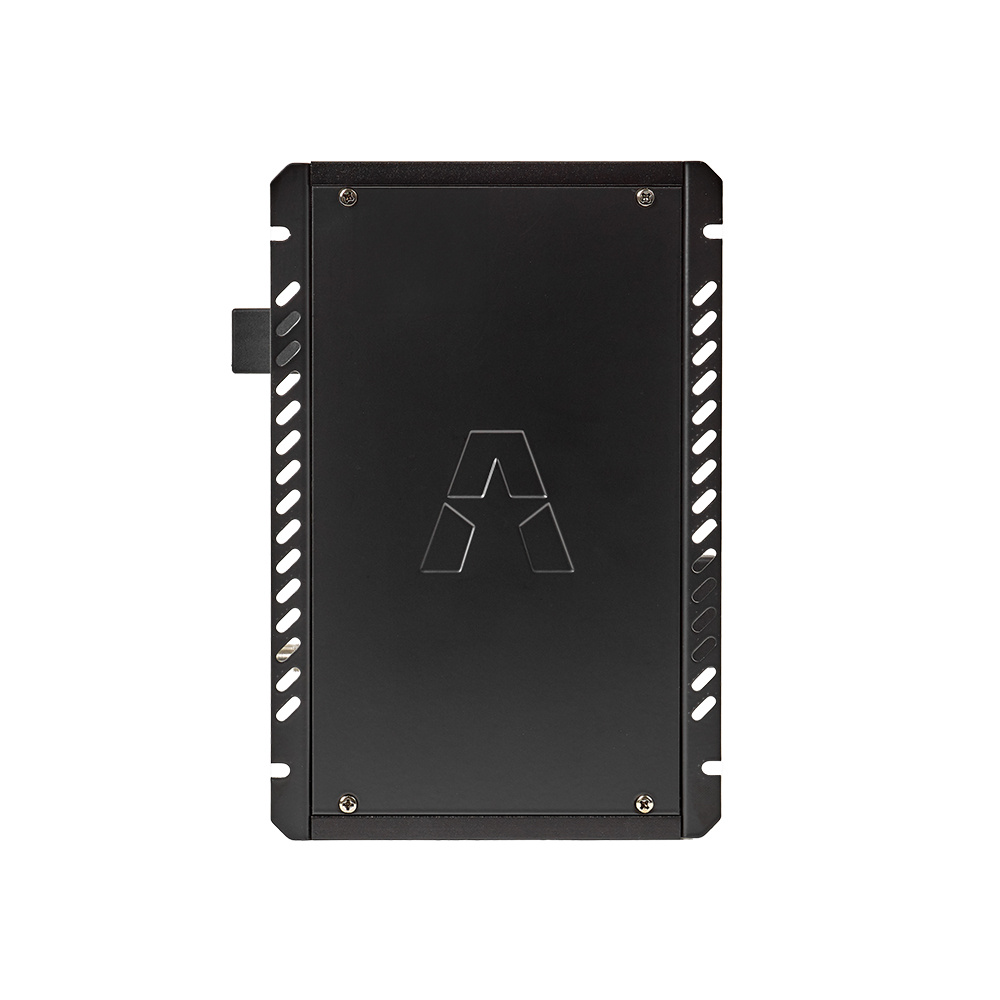 Kompakt förstärkare med svart hölje och ventilation.