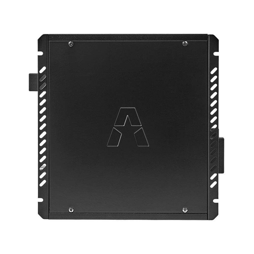 Kompakt svart förstärkare med robust design och ventileringsöppningar.