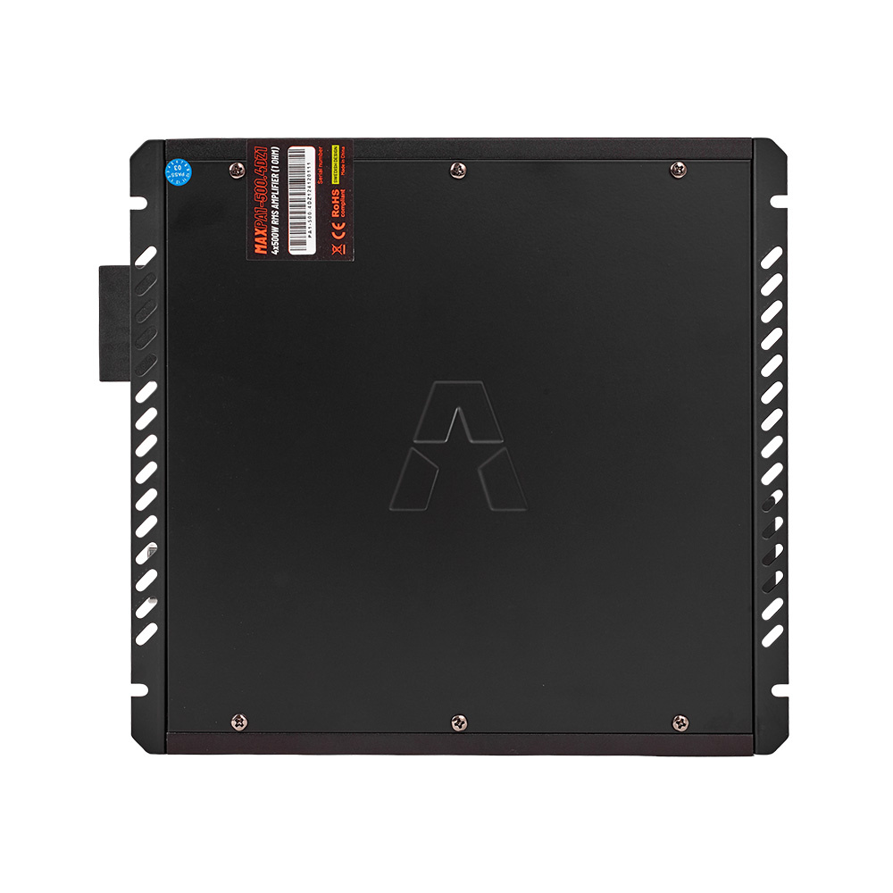 En svart, fyrkantig förstärkare med kylning och anslutningar på sidan.