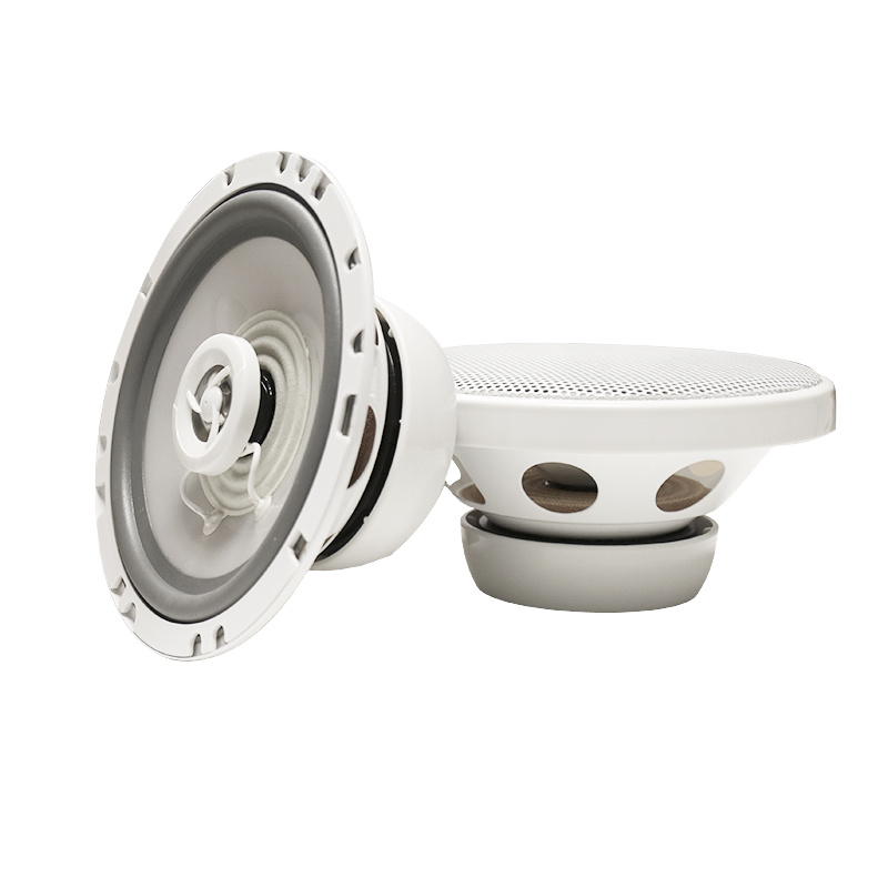 Marinhögtalare i vitt med rund design, avsedd för utomhusbruk.