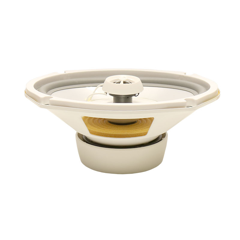 Marinhögtalare i vitt och beige, rund form med en central disk.