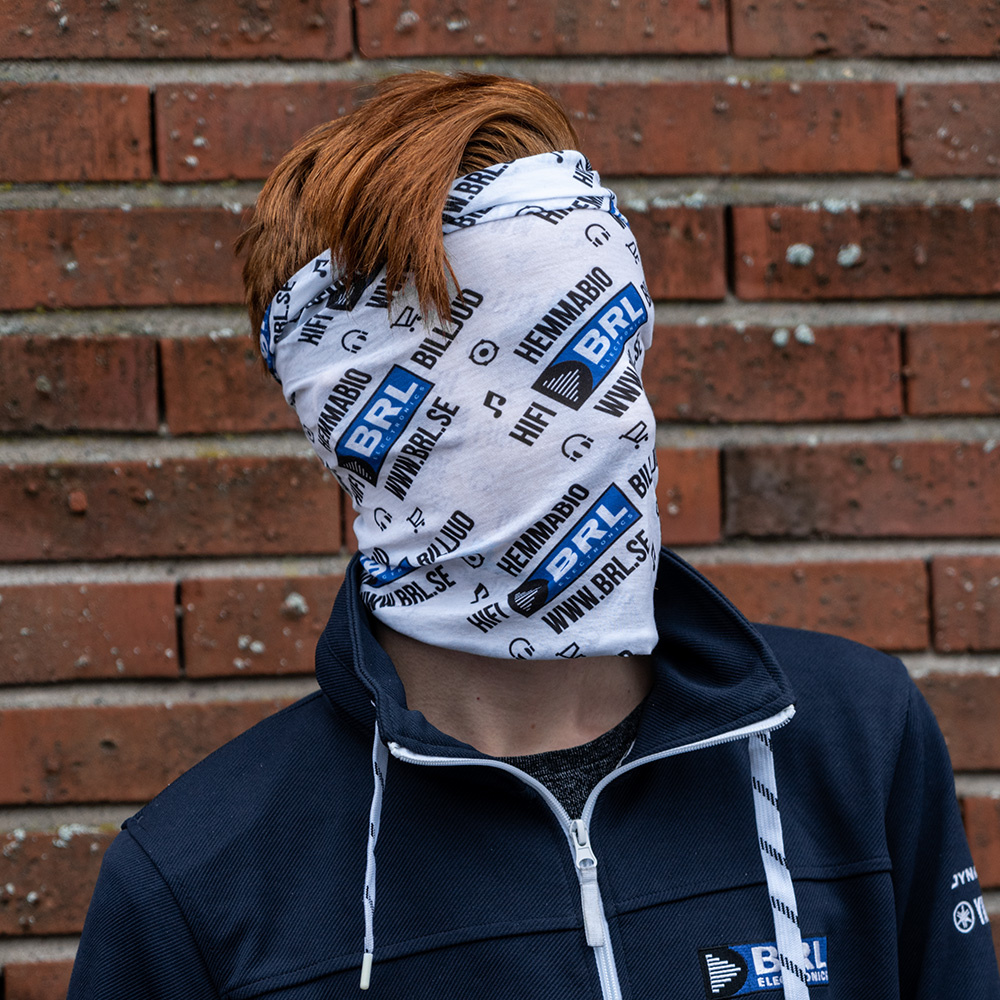 En person bär en vit tubhalsduk med svart och blå text.