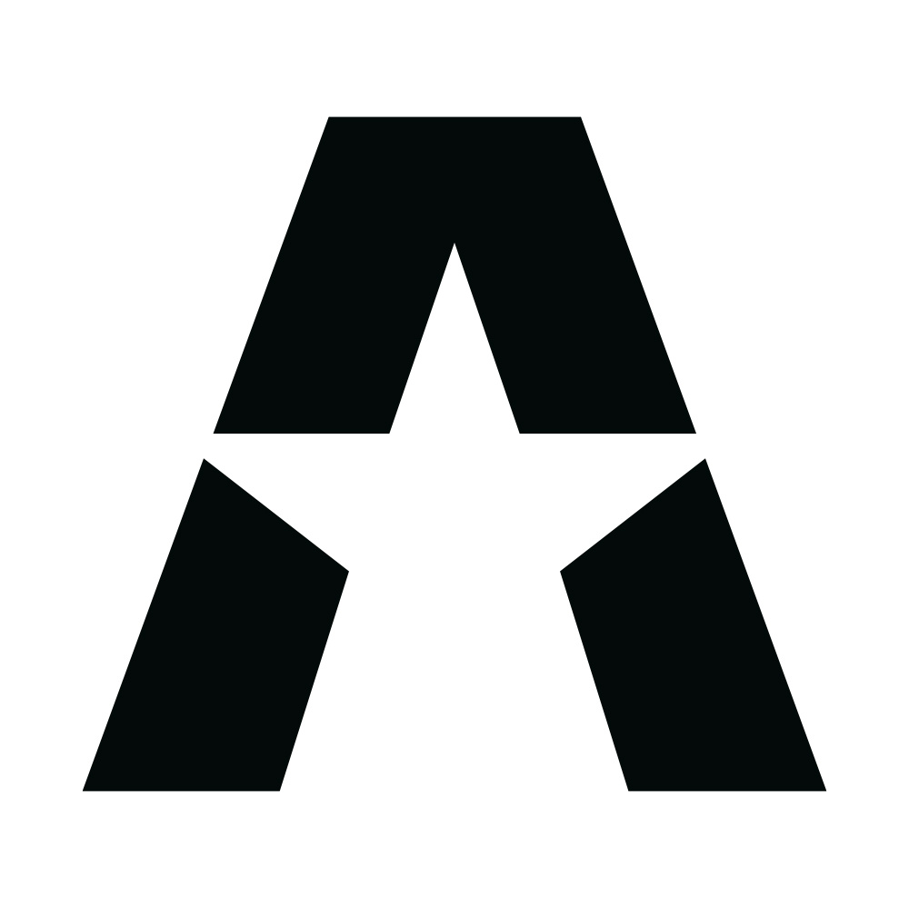 Ett svart klistermärke med ett stiliserat A i en geometrisk design.