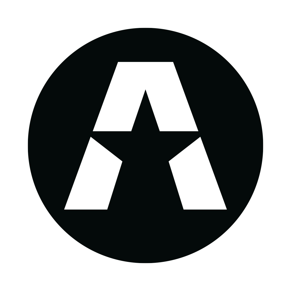 Klistermärke med en stor bokstav A och en stjärna i svart och vitt.