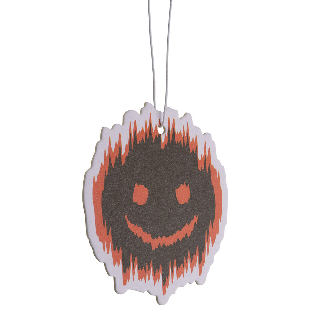 En doftgran med ett leende ansikte och färgglada kanter.