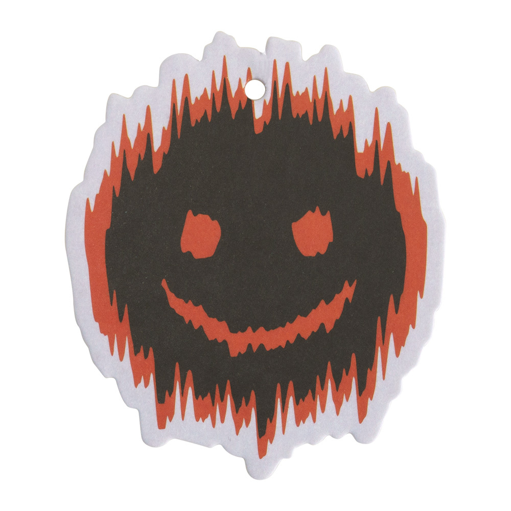 En doftgran med ett leende ansikte och svarta samt röda mönster.