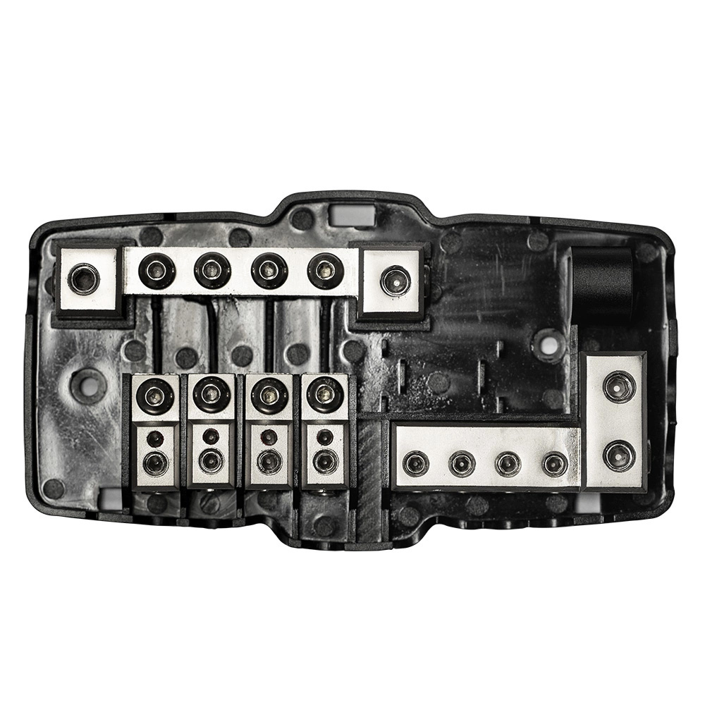 En svart säkringshållare med flera anslutningar och skruvar.