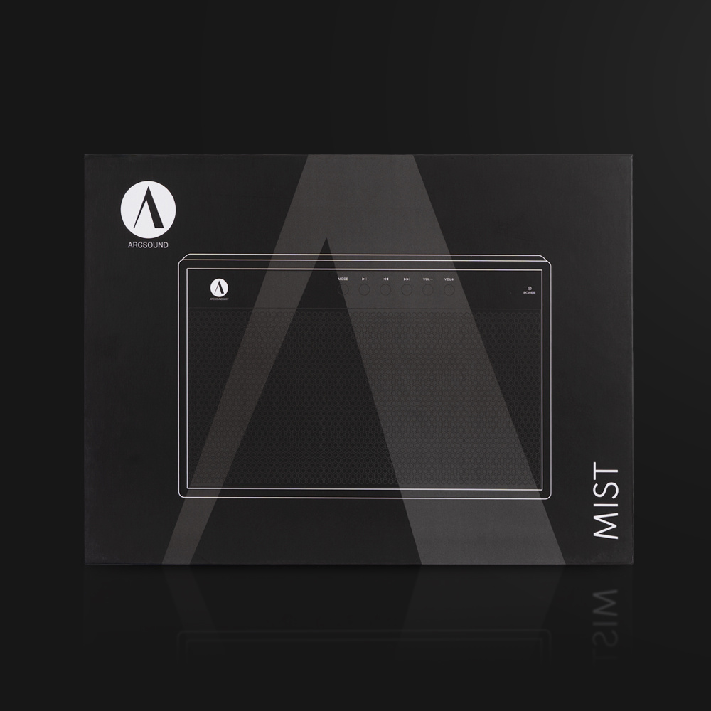 Bärbar Bluetooth-högtalare i svart, förpackning med enkel design.