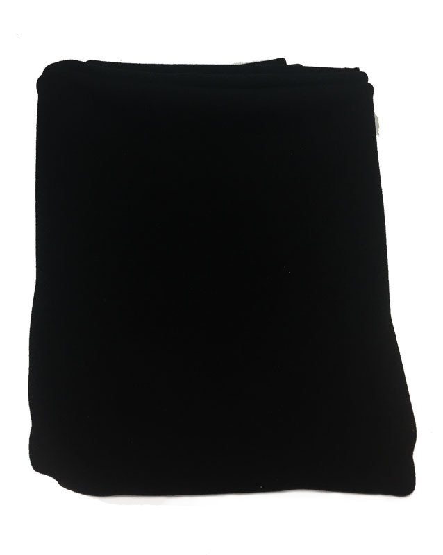 Svart högtalartyg, 150x80 cm, mjukt och följsamt material.