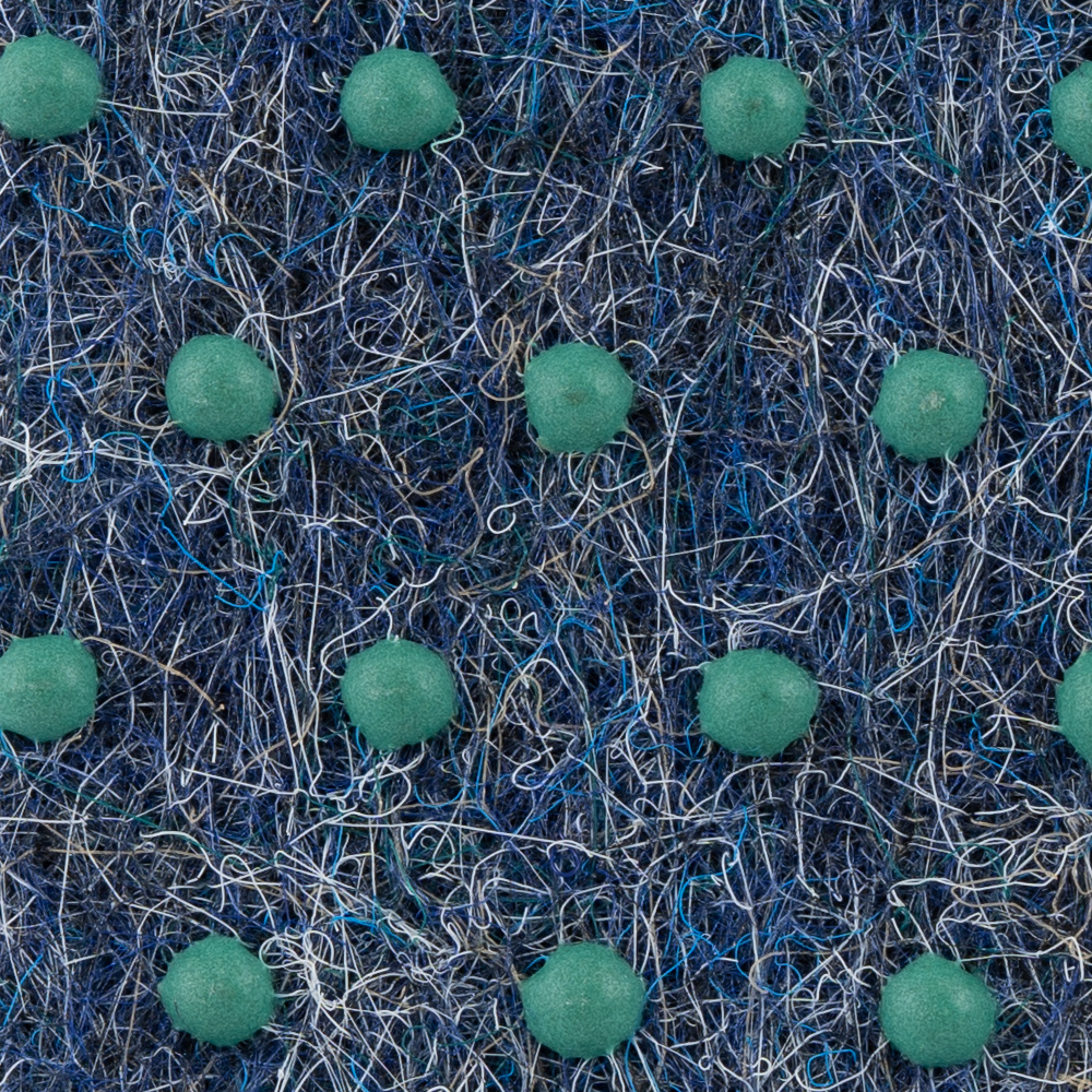 Konstgräsmatta med varierande färger och texturer, prydd med små gröna bollar.