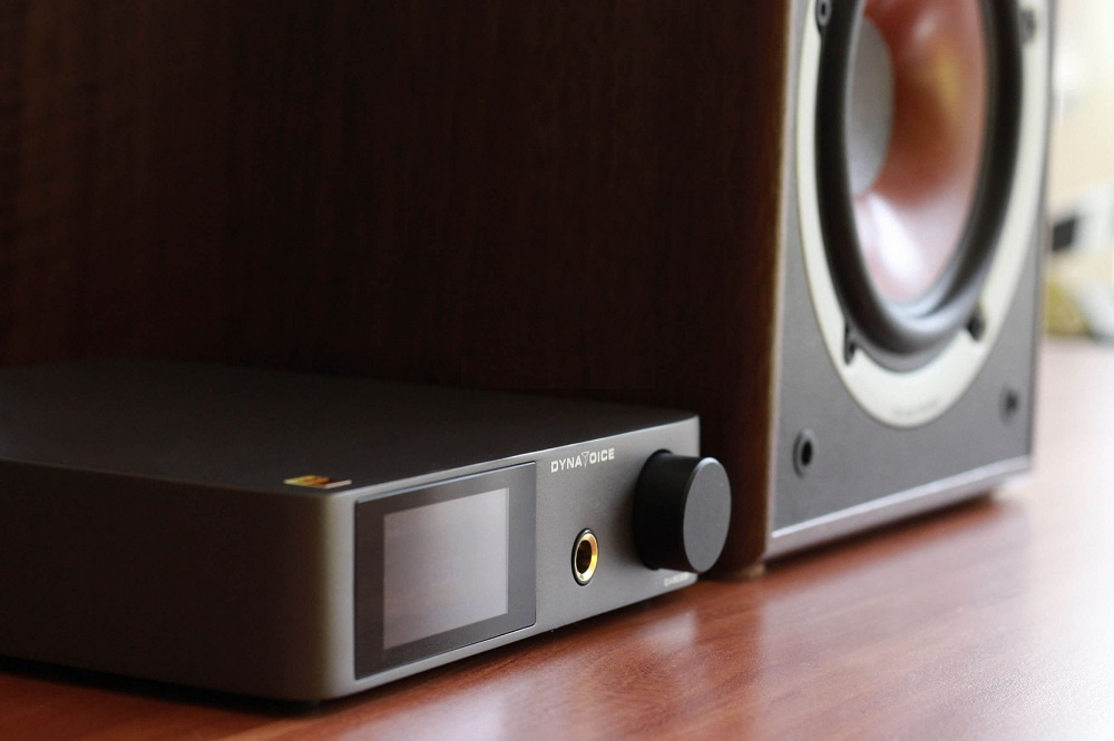 En kompakt förstärkare med Bluetooth och subwoofer-utgång.