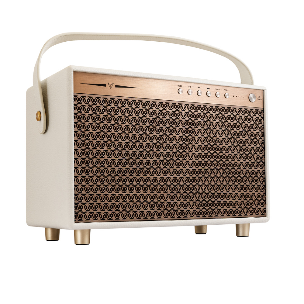 Vitt Bluetooth-högtalare med dekorativ front och bärhandtag. Elegant retrodesign.