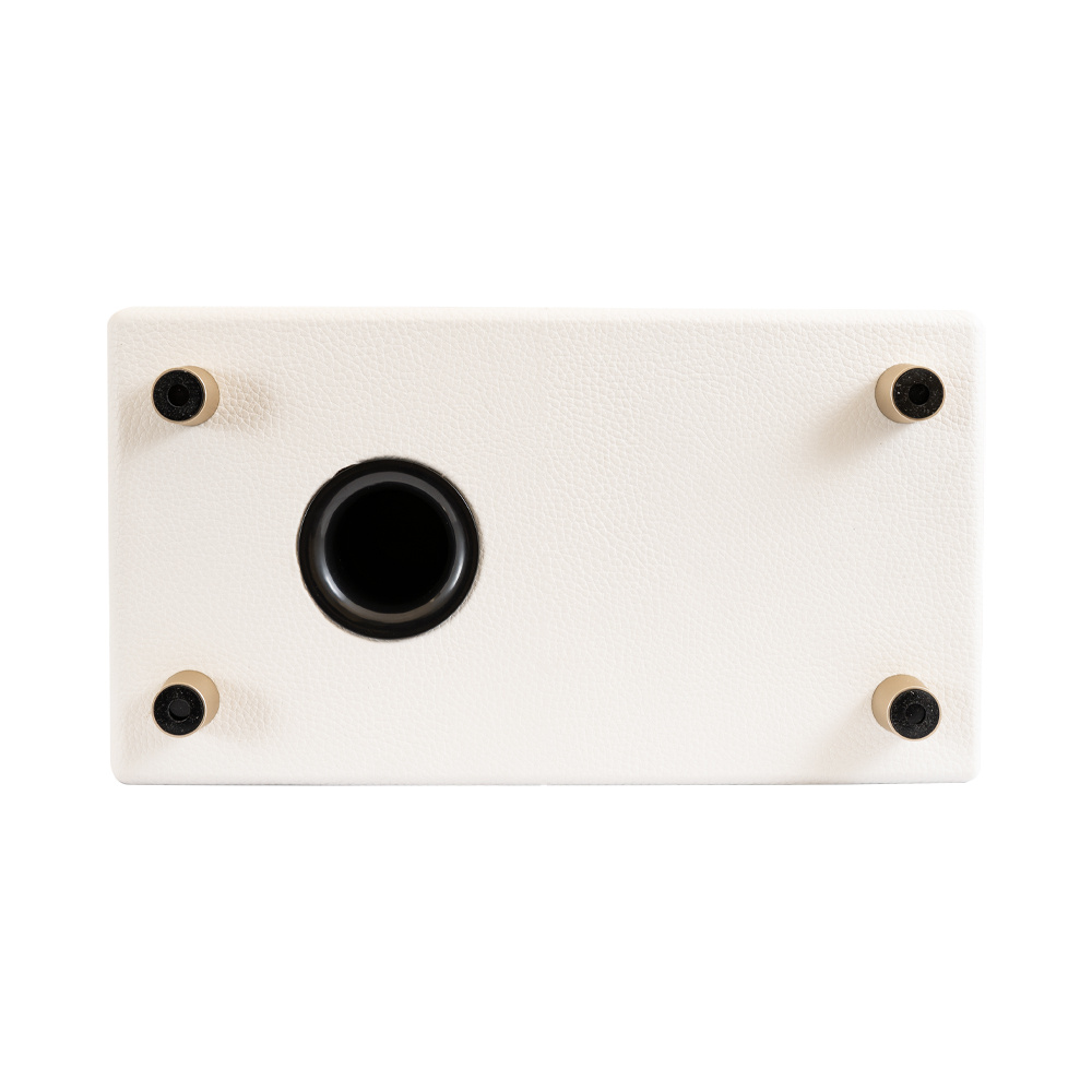 En vit Bluetooth-högtalare med en basport och fyra fötter.