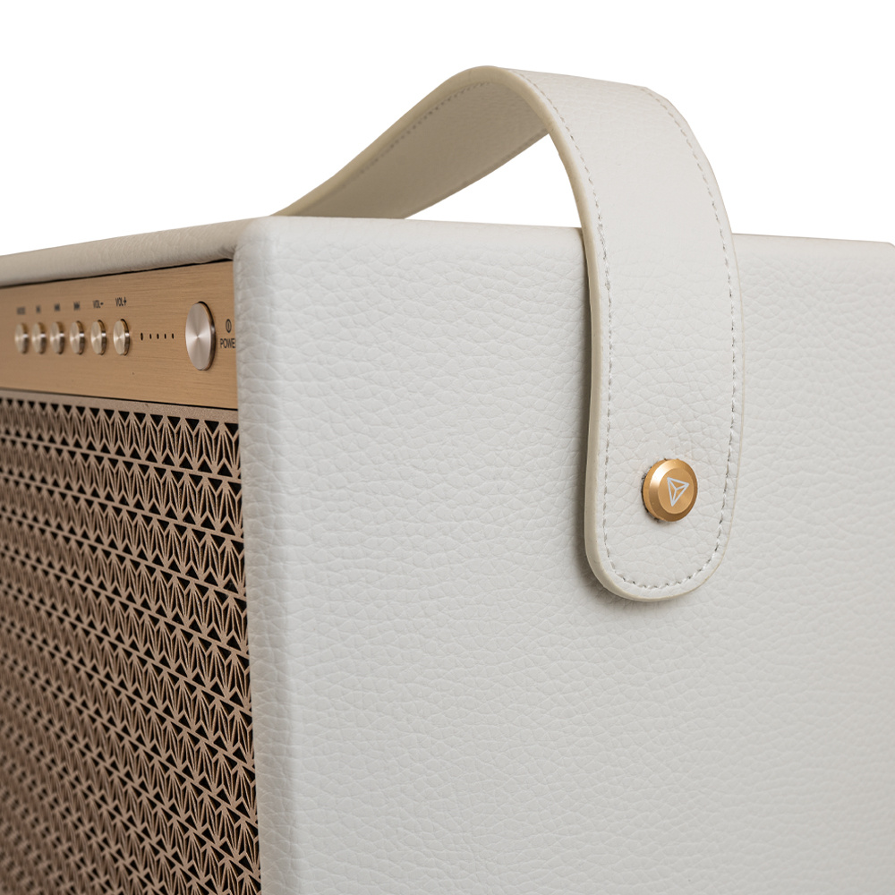 Vitt Bluetooth-högtalare med läderliknande yta och bärhandtag.