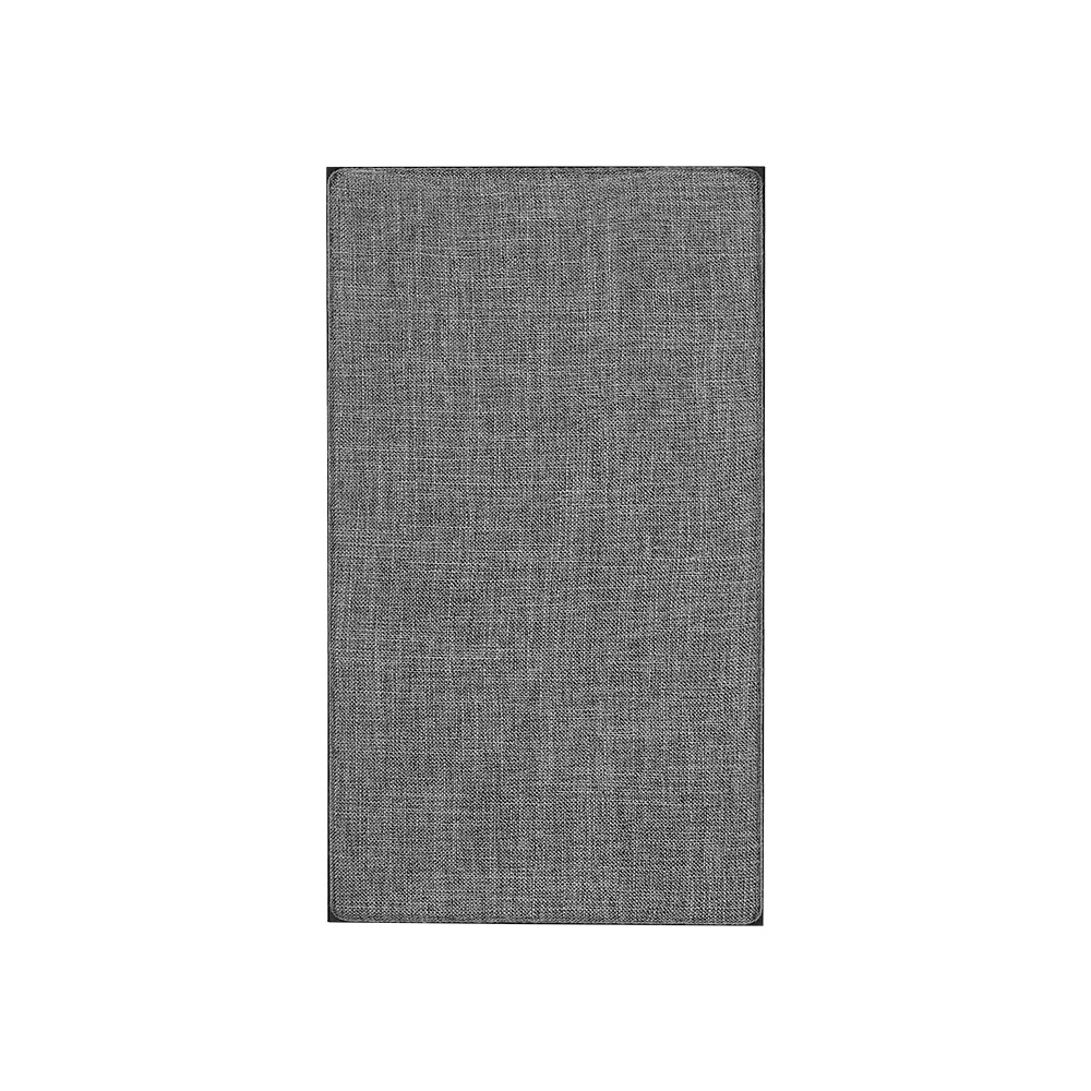 Svart högtalare med tygfront, stilren design för stativ.