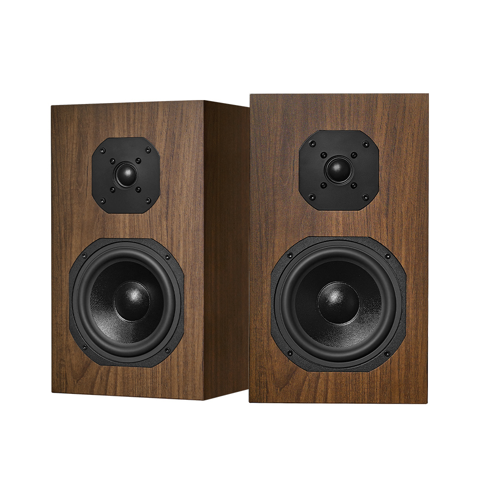 Stativhögtalare med valnötsfinish och svart framfönster.