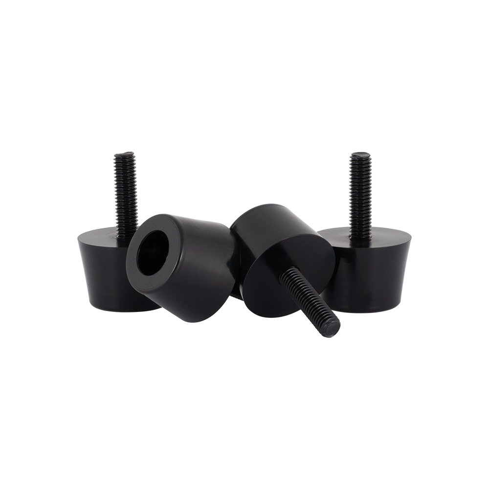Svarta vibrationsdämpare för ljudutrustning.