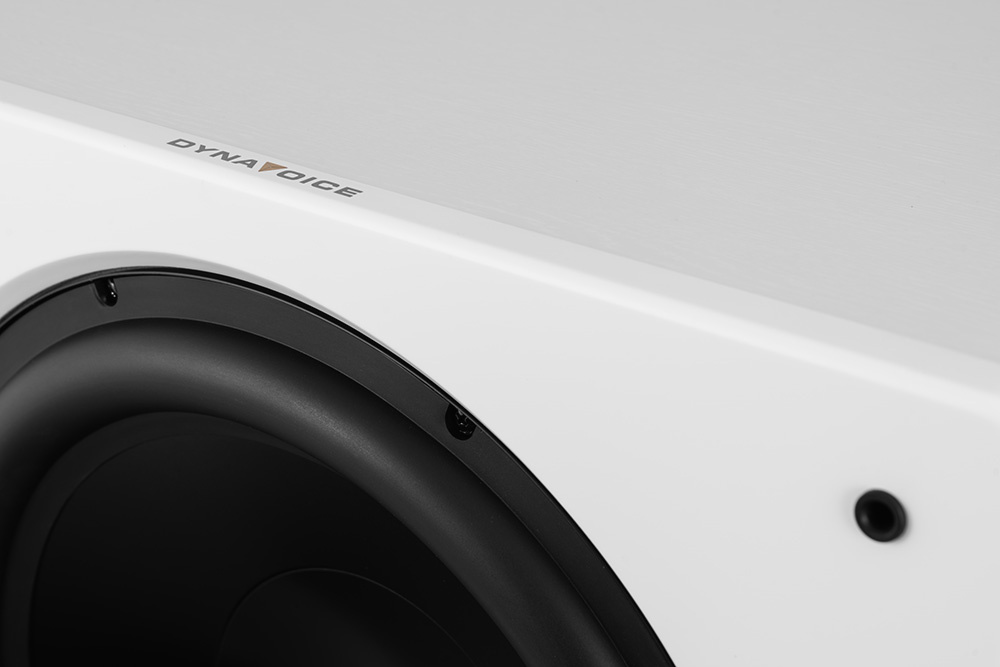 Aktiv subwoofer i vit finish med rund basport. Dynavoice Challenger CSB-V15.