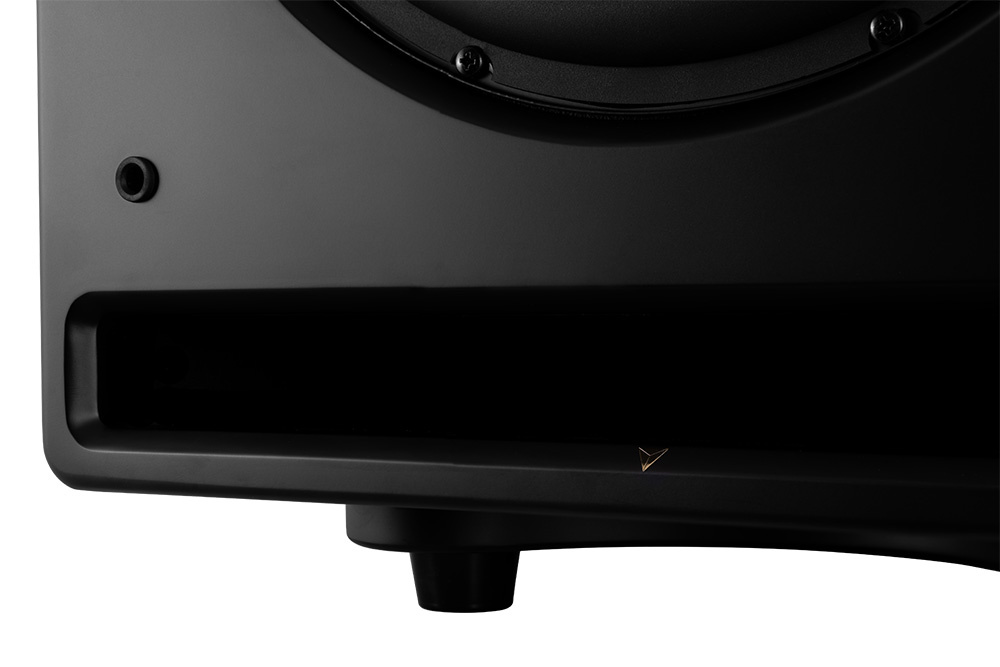 Svart aktiv subwoofer med basport och detaljer i guld.