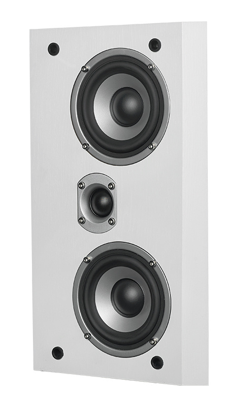 Vägghögtalare med två högtalarelement och en diskant, vit ekfinish.