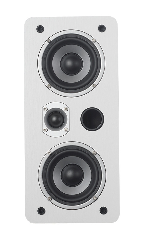 Vägghögtalare med två basenheter och en diskant, vit ek-finish.