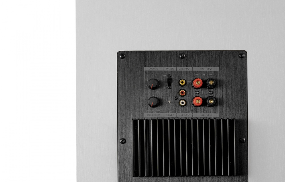 Anslutningspanel för Dynavoice Magic MW10 subwoofer i vitt.