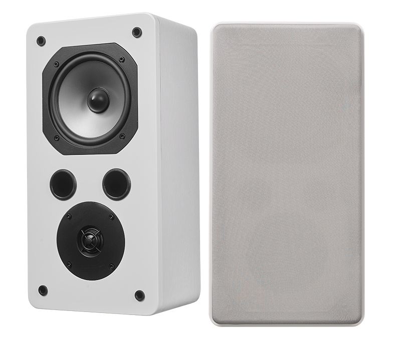 Vägghögtalare i vitt med frontgaller, två högtalarelement.