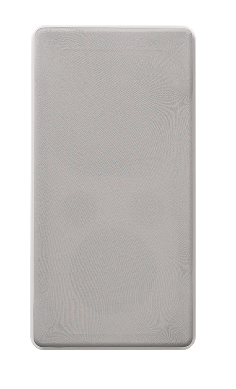 Väggmonterad högtalare i vit finish med ren, minimalistisk design.