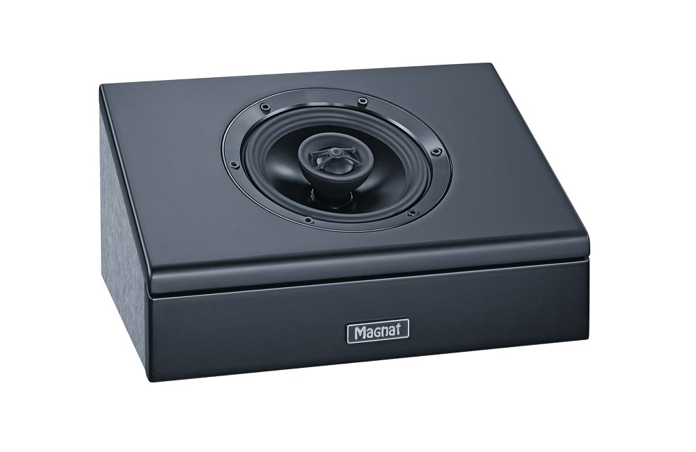 Ljudhögtalare med lutande design och en central driver för atmosfäriskt ljud.