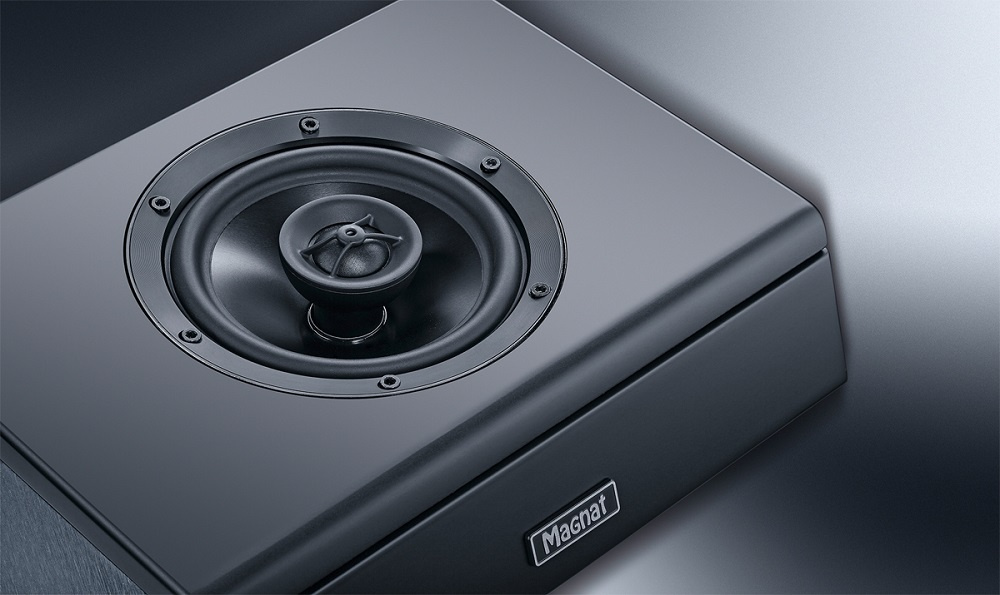 Högtalare med en rund membran och en slät yta, märkning Magnat.