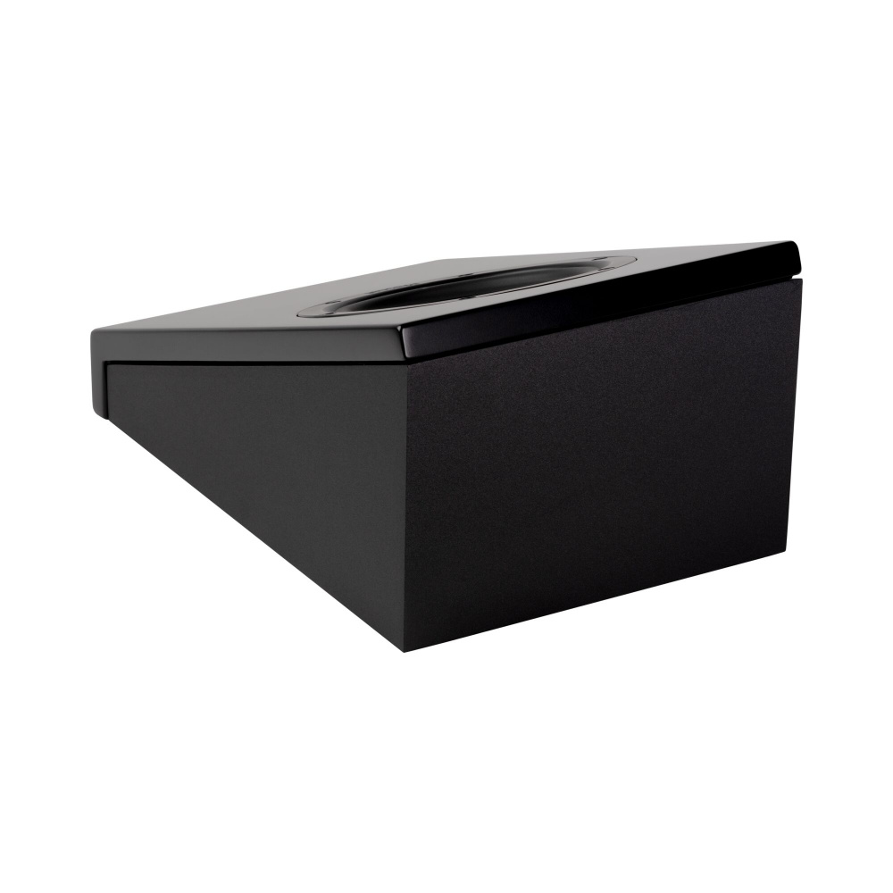 En mattsvart Atmos-högtalare med en vinklad design.