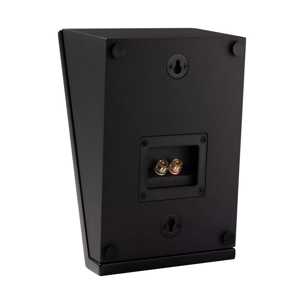 En mattsvart Atmos-högtalare med vinklad design och anslutningar bakpå.