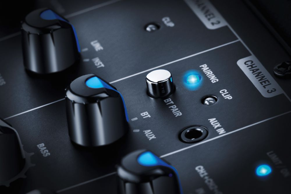 En närbild av reglage och knappar på en partyhögtalare.