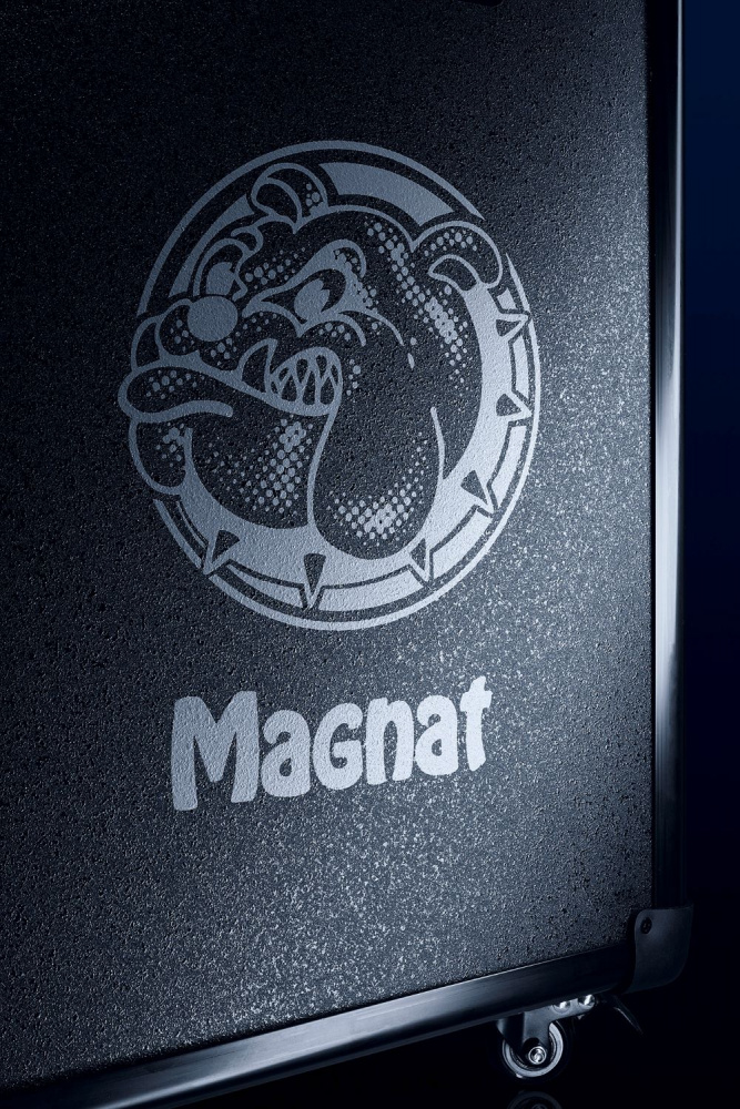 En grafisk logotyp av en bulldog med texten \