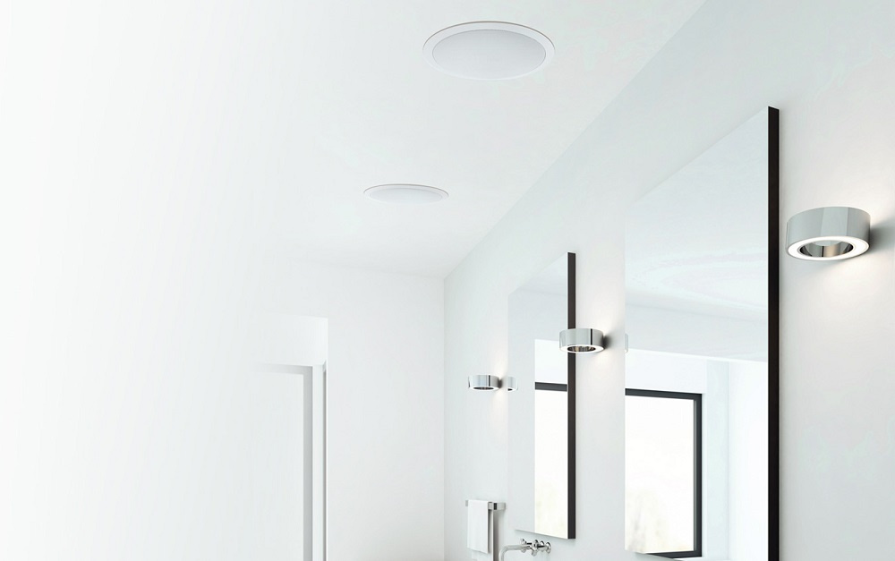 Inbyggnadshögtalare monterade i tak, minimalistisk stil i elegant miljö.