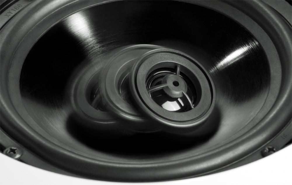 Inbyggnadshögtalare med svart kon och detaljer för takmontering.