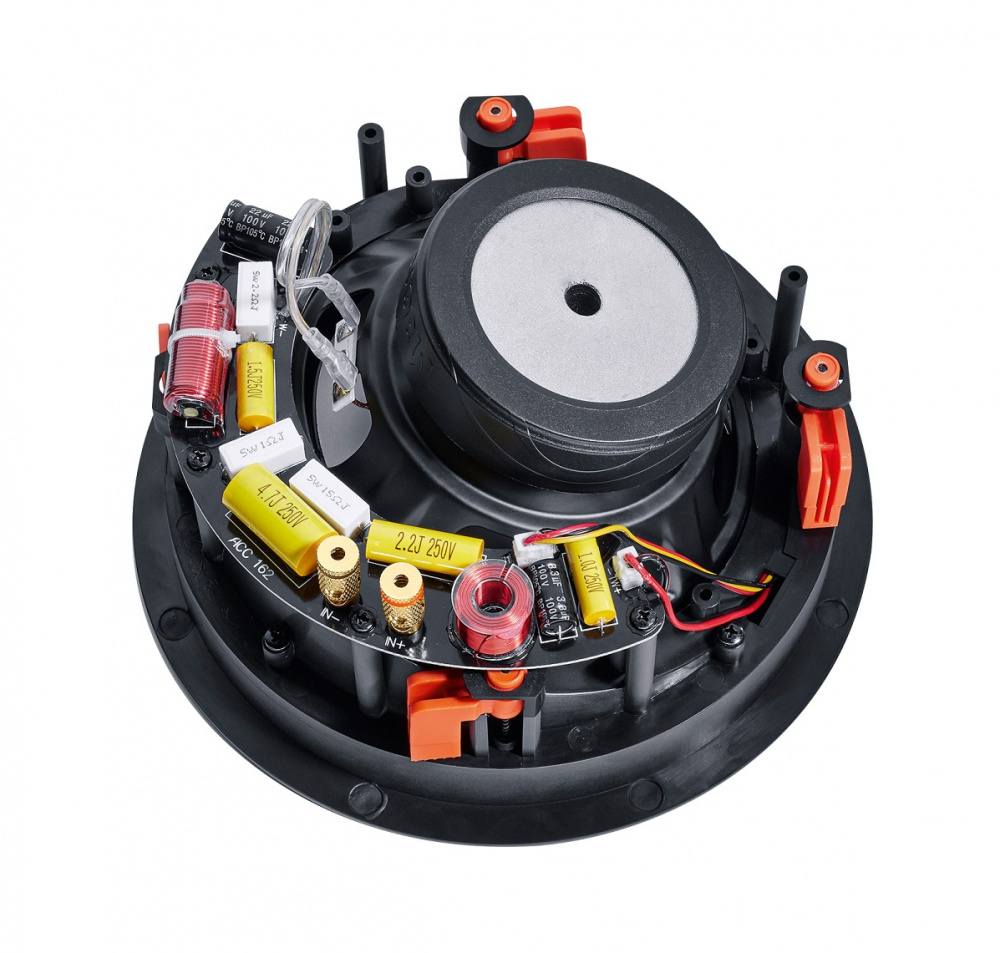 Inbyggnadshögtalare med interna komponenter som kondensatorer och spolar.