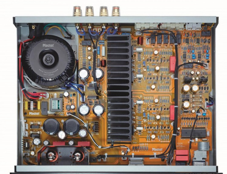 Inuti en förstärkare med kretskort och rörbaserat försteg.