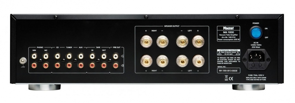 Baksidan av en förstärkare med anslutningar för högtalare och ljudkällor.