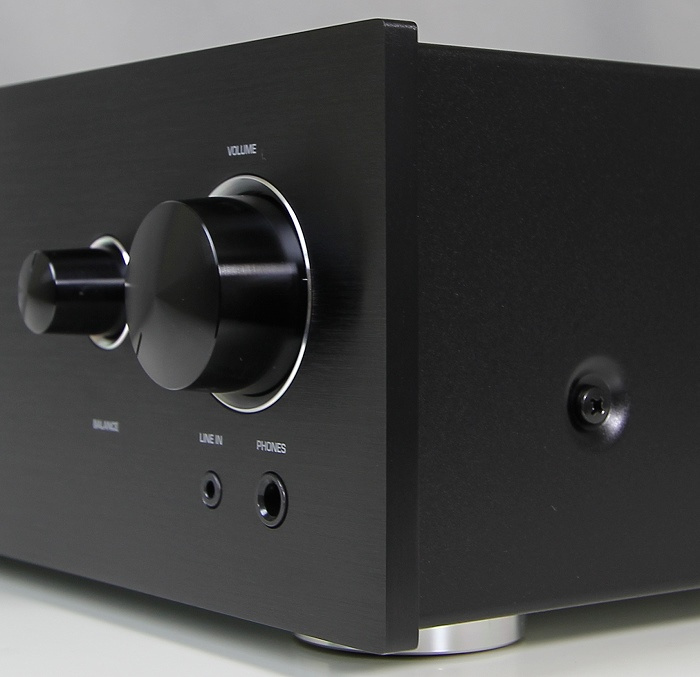 Svart förstärkare med volym- och balanskontroller samt ingångar för hörlurar.