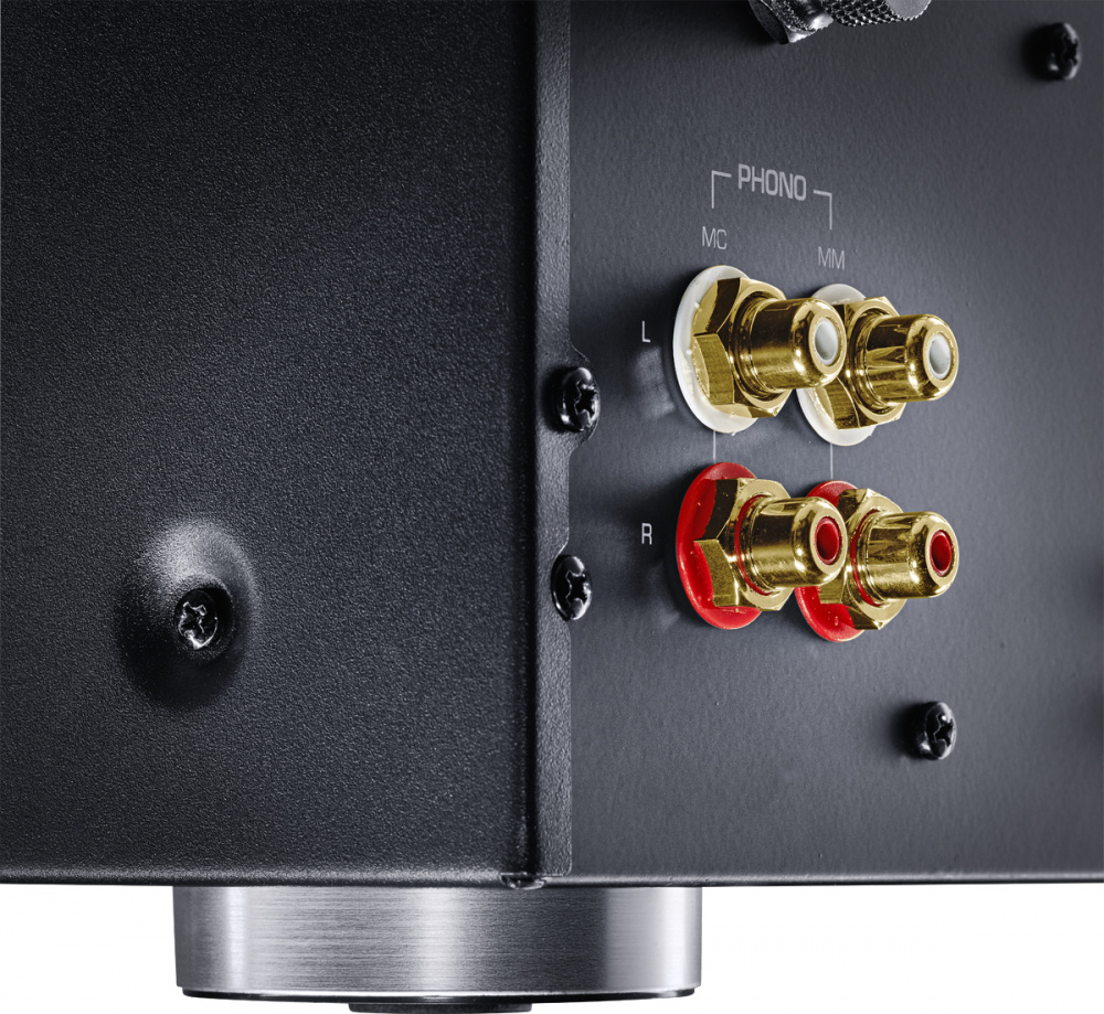 Bilden visar anslutningar för phono och ljud med färgade kontakter på en förstärkare.