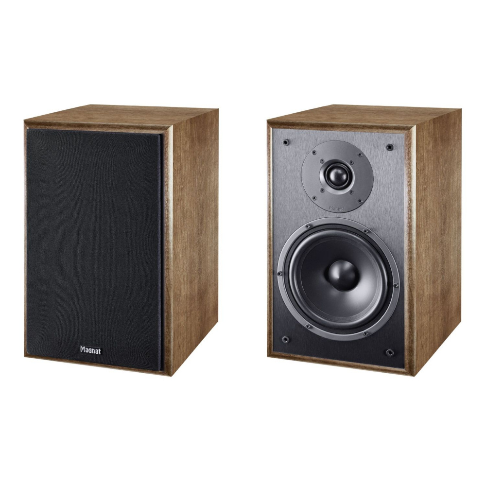 Stativhögtalare i valnötsfinish med svart frontgrill och två högtalarelement.