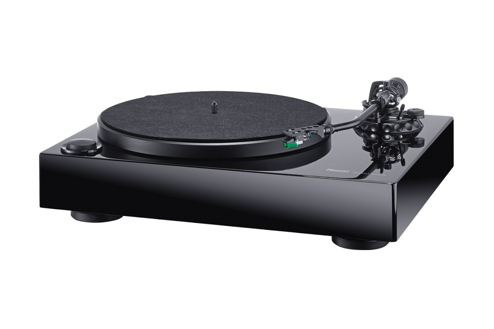 Svart skivspelare med enkel design och vinylskiva på tallriken.