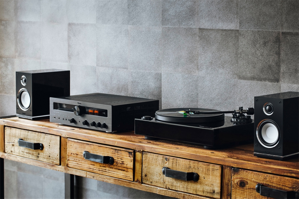 En skivspelare med förstärkare och högtalare på en träram.