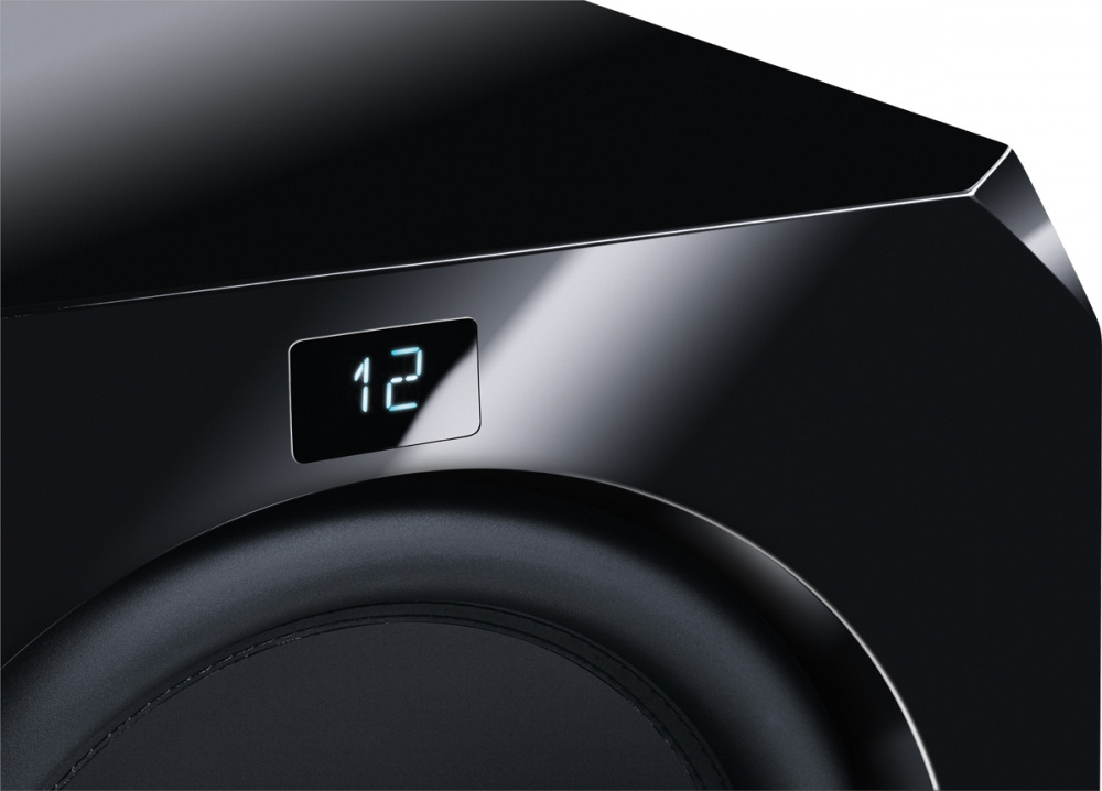 En svart aktiv subwoofer med en digital display som visar siffran 12.