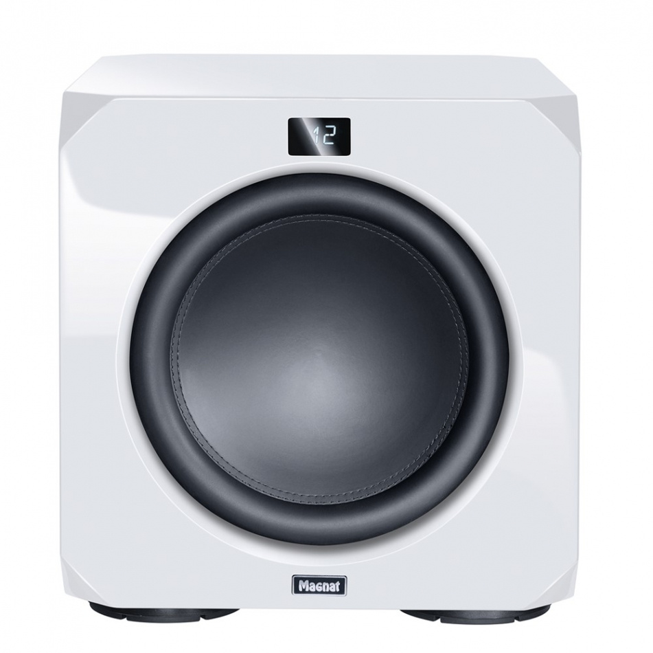 Aktiv subwoofer i vitt med stor svart högtalare och digital display.