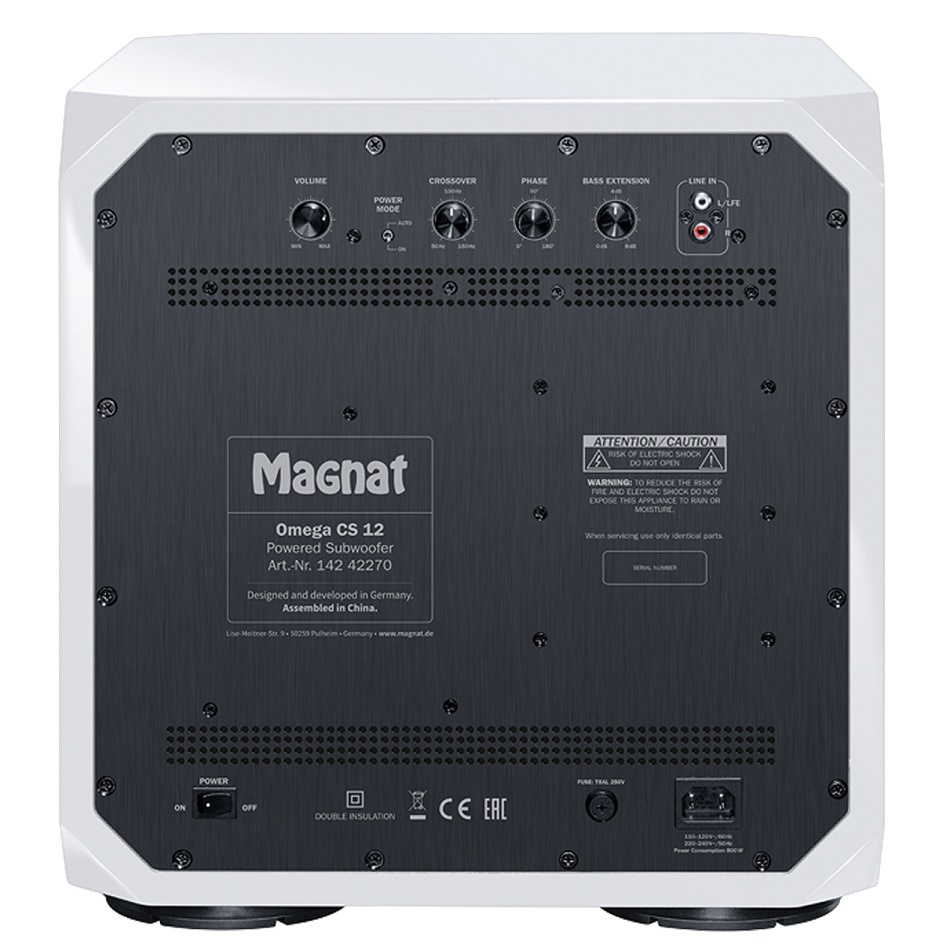 Aktiv subwoofer med kontroller och anslutningar på baksidan. Vit och svart design.